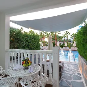 Deluxe Double Pool Room