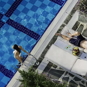 Deluxe Double Pool Room